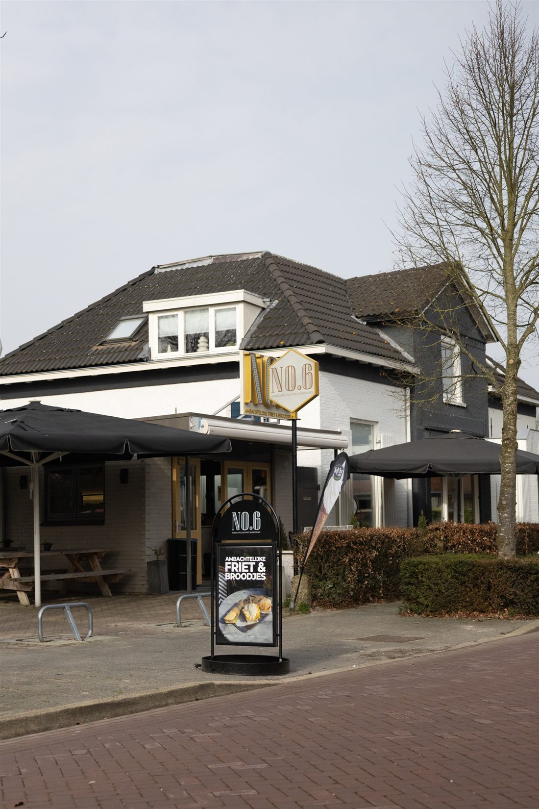 Het pand van No.6 aan de Arnhemsestraat in Brummen met terras