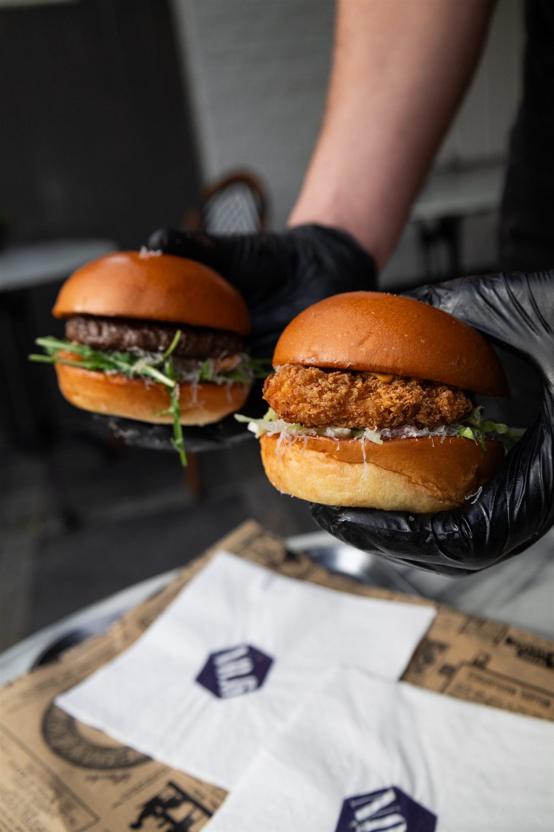 Twee burgers van No.6: een beef burger en een crispy chicken burger op briochebun